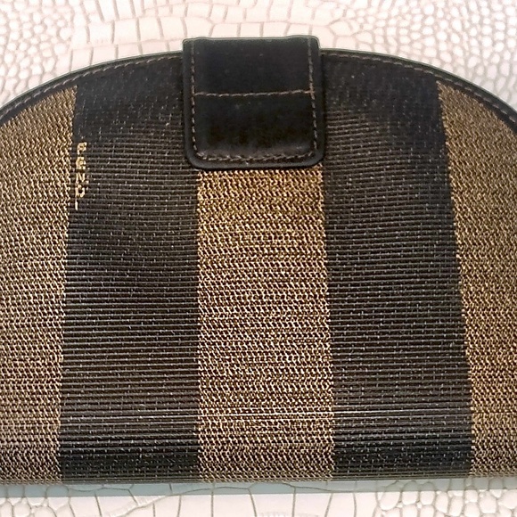Beautiful 100% Authentic Women's Fendi Dome Penguin Snap Wallet - Picture 1 of 16